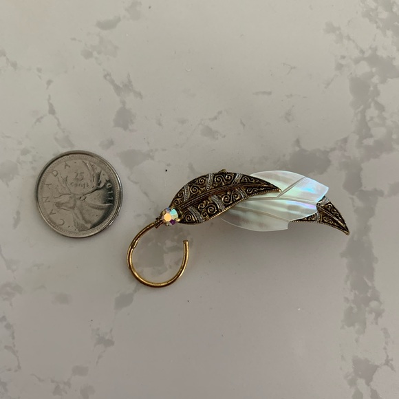 Vintage mother of pearl leaf brooch - Picture 2 of 2